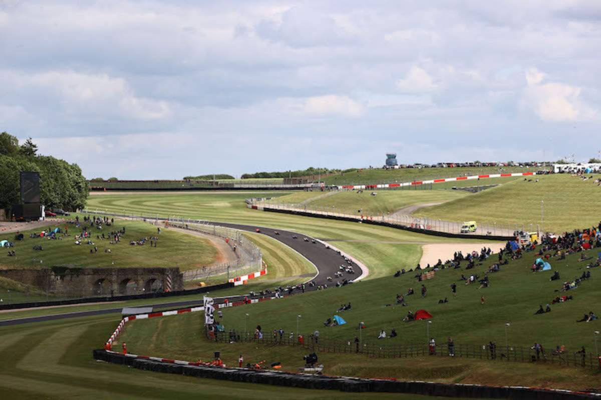 Willkommen zum Rennen in Donington Park