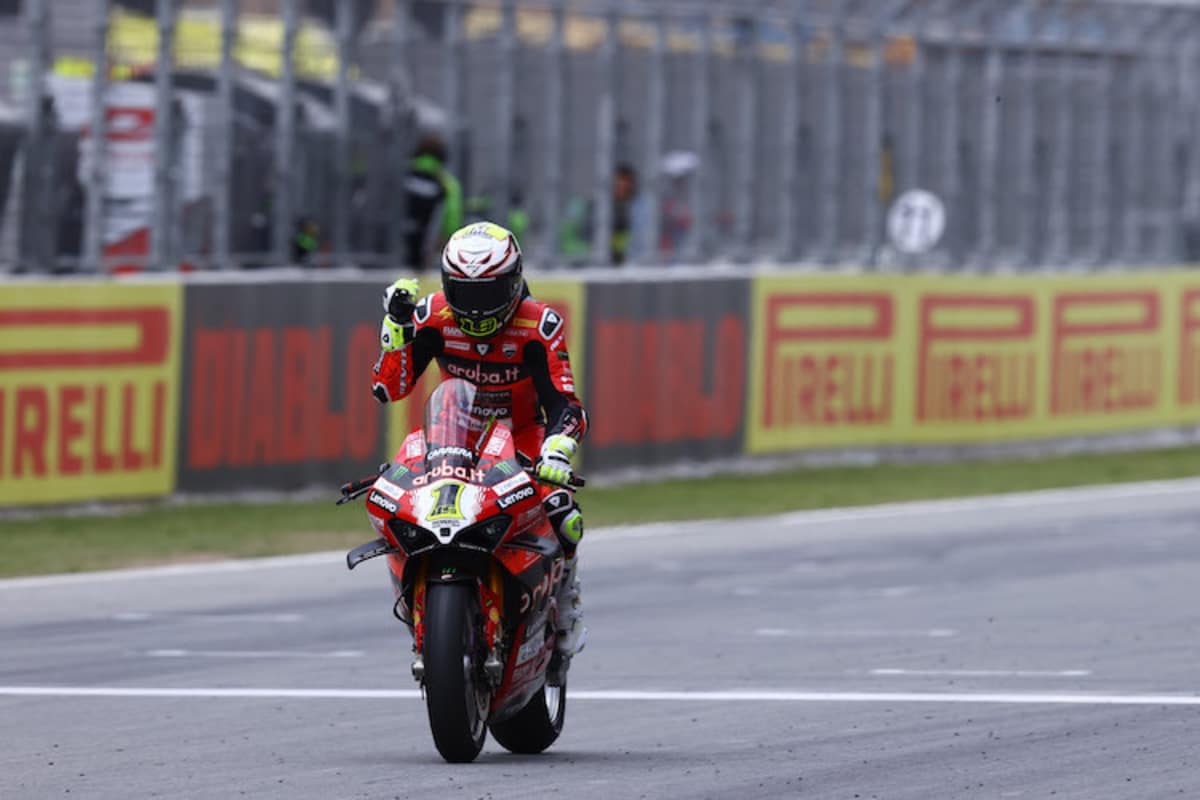 Álvaro Bautista gewinnt das Rennen