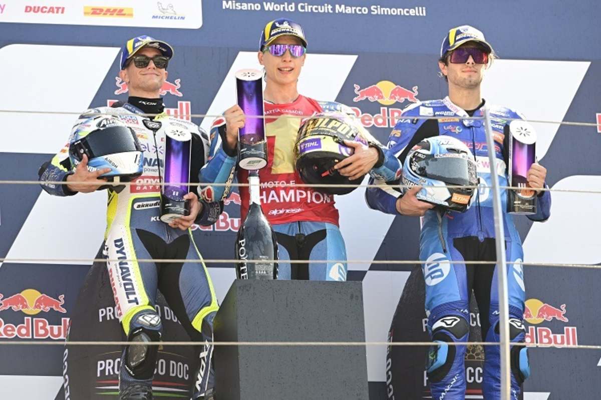 Auf dem Podium feiert Casadei (mitte) seinen WM-Titel, rechts von ihm Spinelli seinen ersten MotoE-Sieg und Garzo gedenkt seines zweiten knapp verpassten Sieges am gleichen Tag
