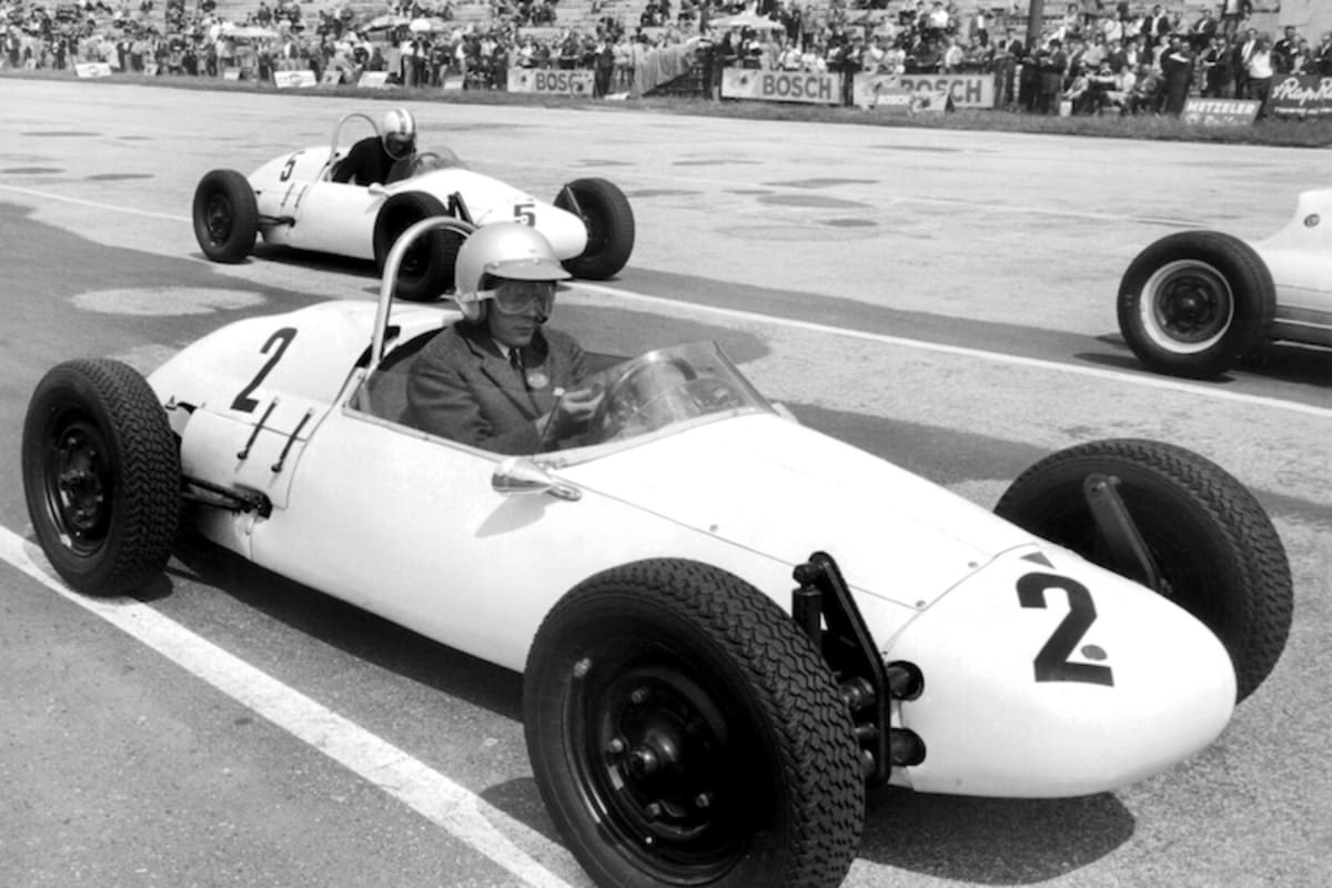 Mit Sakko, Schlips und Kragen: Speedweek-Kolumnist Braun im Formcar mit Nummer 2 als Teilnehmer bei der FV-Premiere 1965 am Norisring