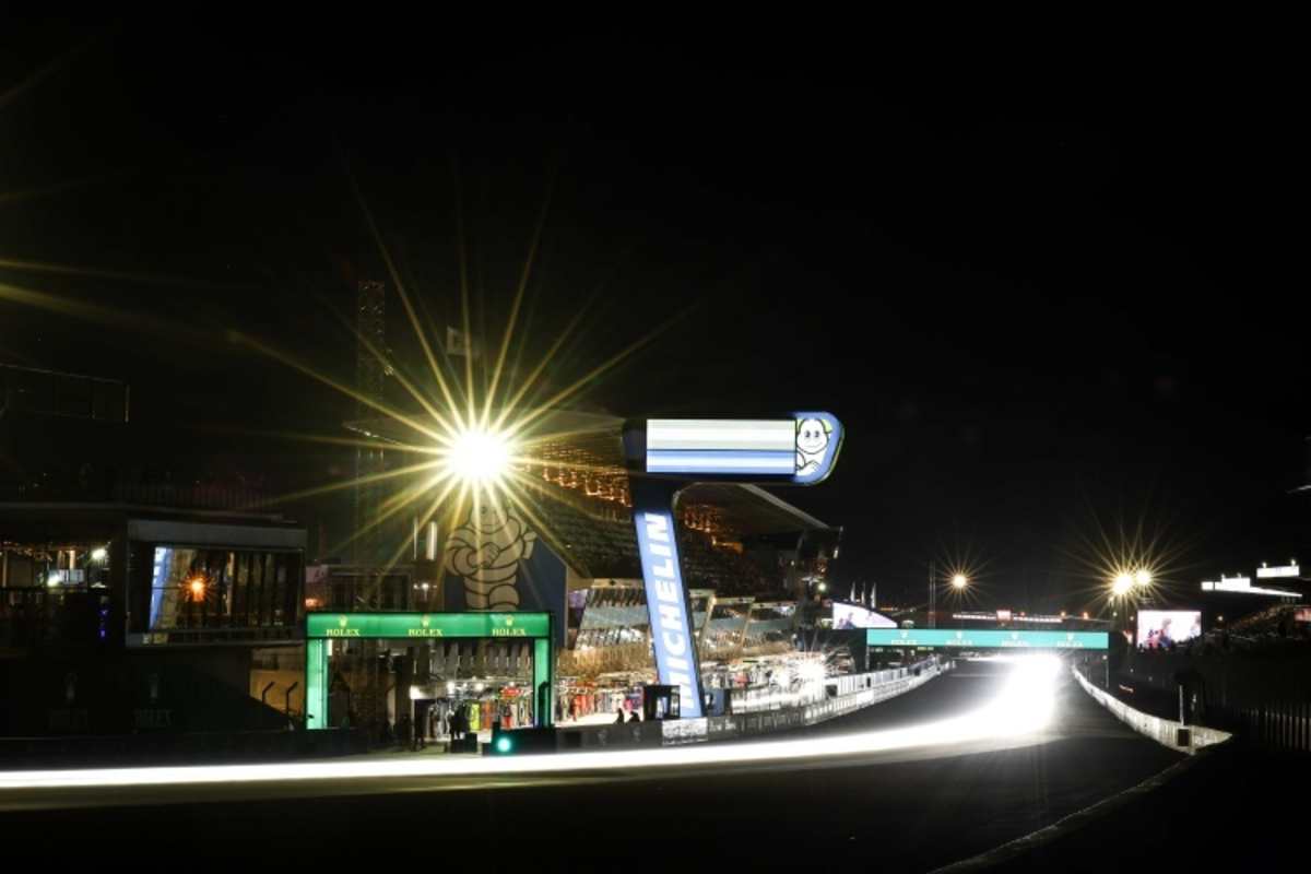 Nachtstimmung auf Start/Ziel in Le Mans