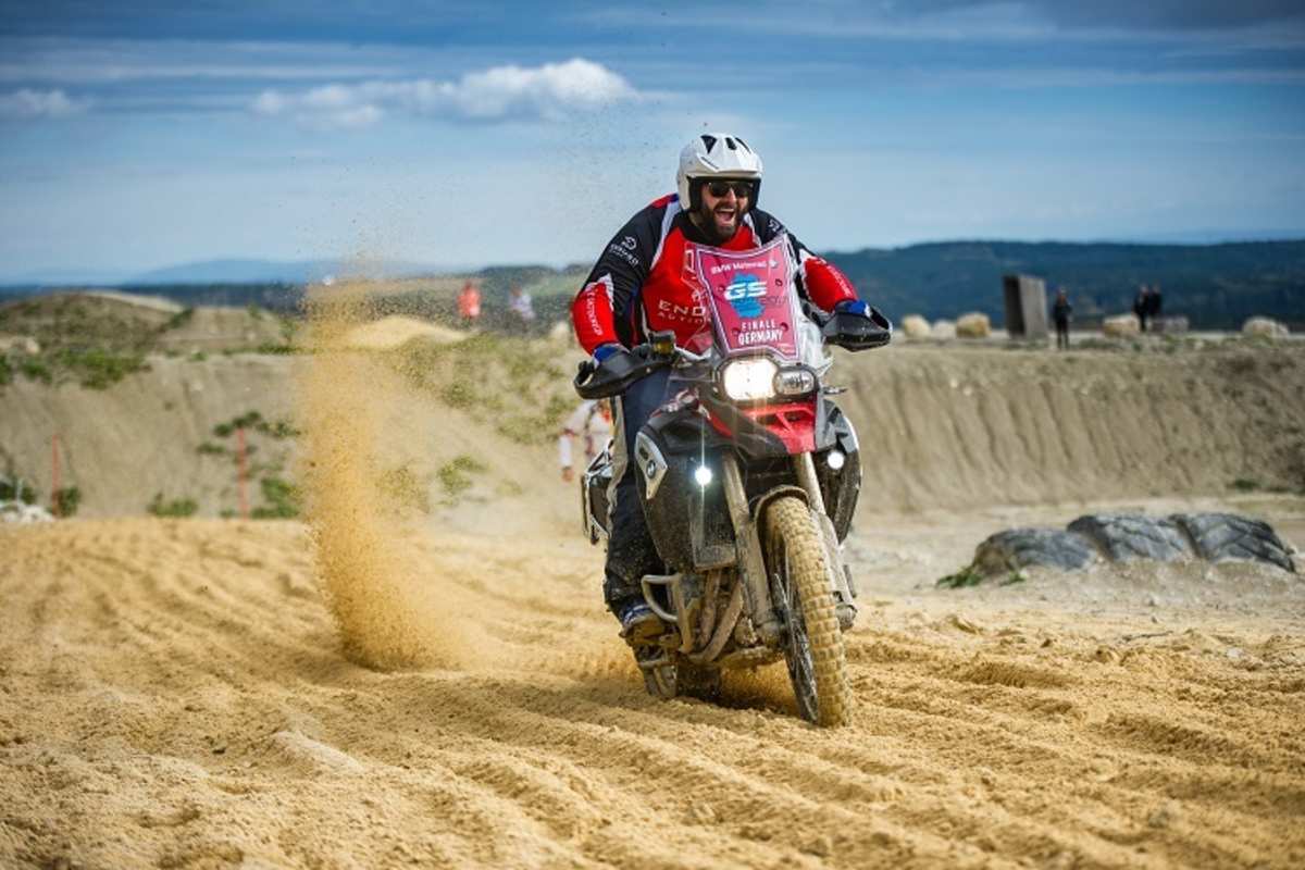 Und er lacht auch noch dazu: Michael Hänsel im verspurten  Tiefsand