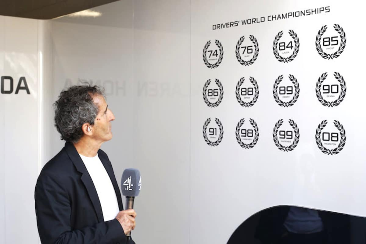 Alain Prost mit der Weltmeistertafel von McLaren