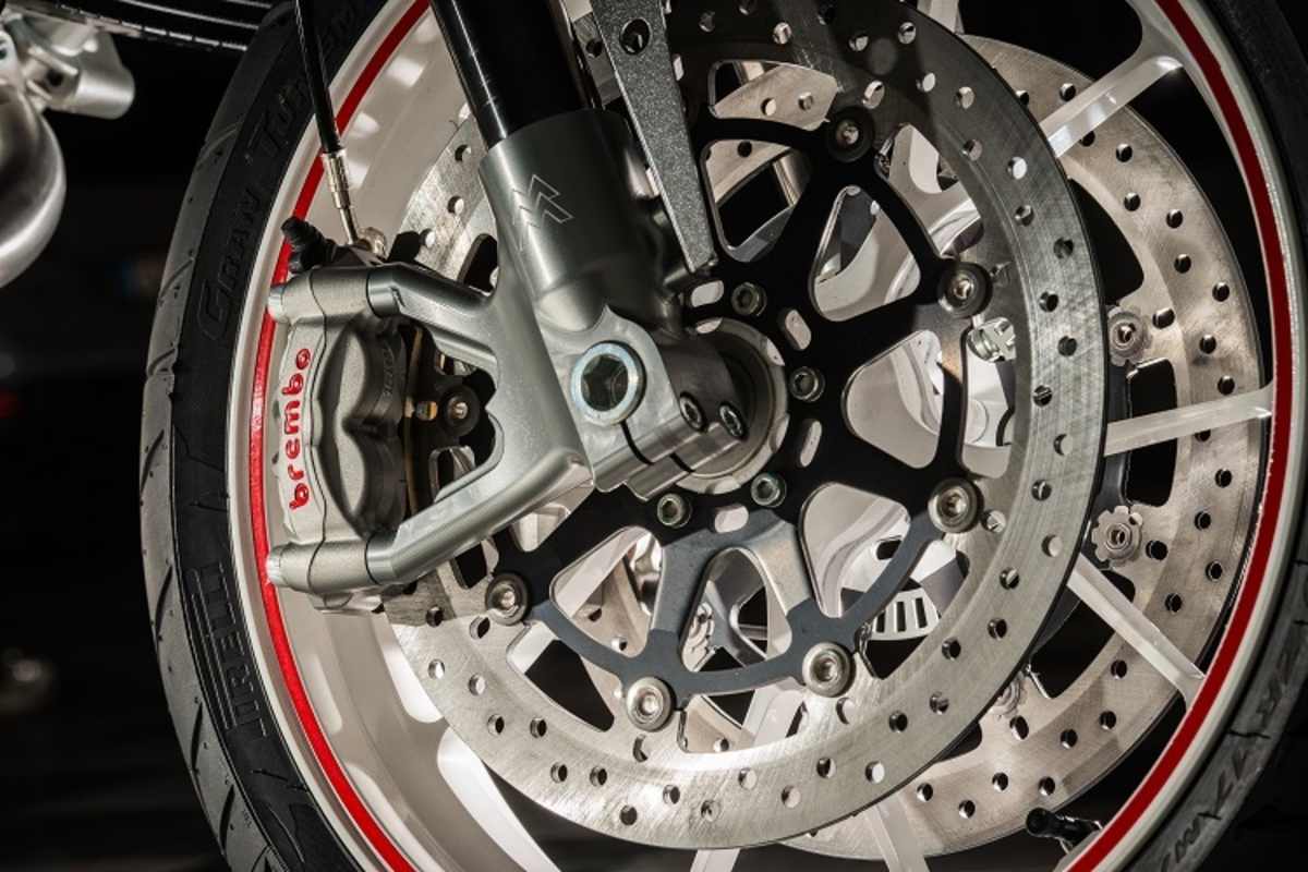 Das dürfte Bremsen: Doppelscheibe mit Radial-Vierkolbenzangen von Brembo