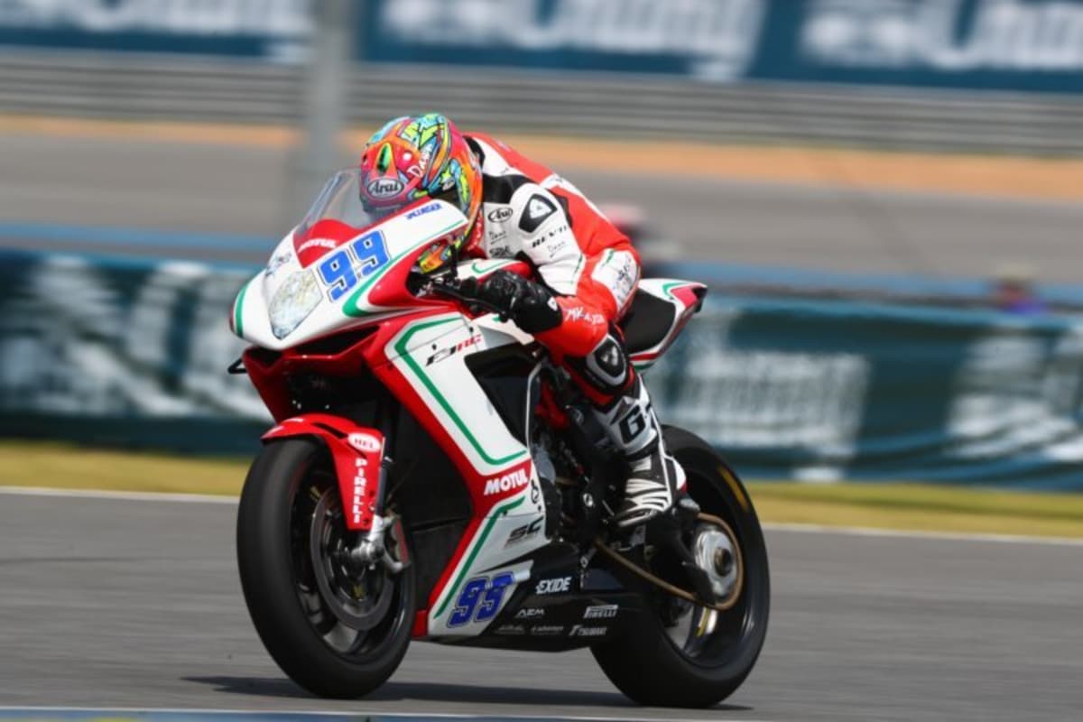 Die MV Agusta von PJ Jacobsen hauchte ihr Leben ebenfalls in einer Rauchwolke aus
