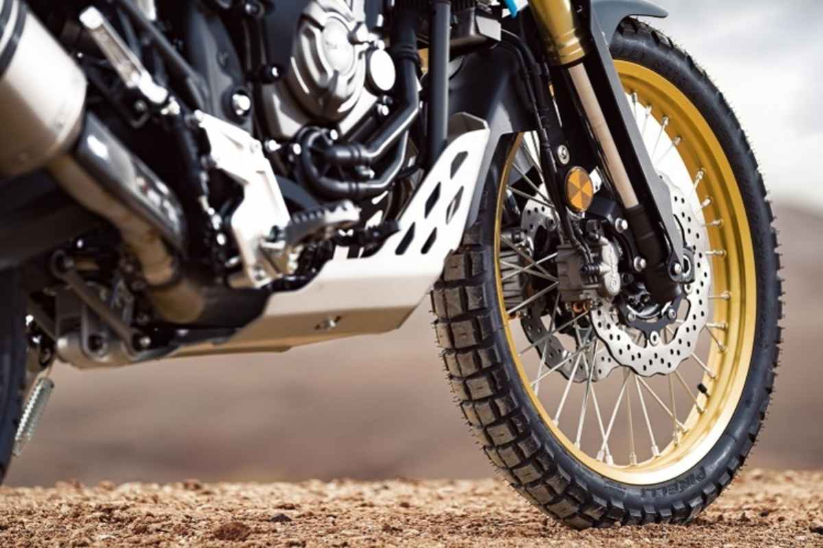 Offroad-tauglich: Robuster Motorschutz, 21er Vorderrad mit Stollenreifen