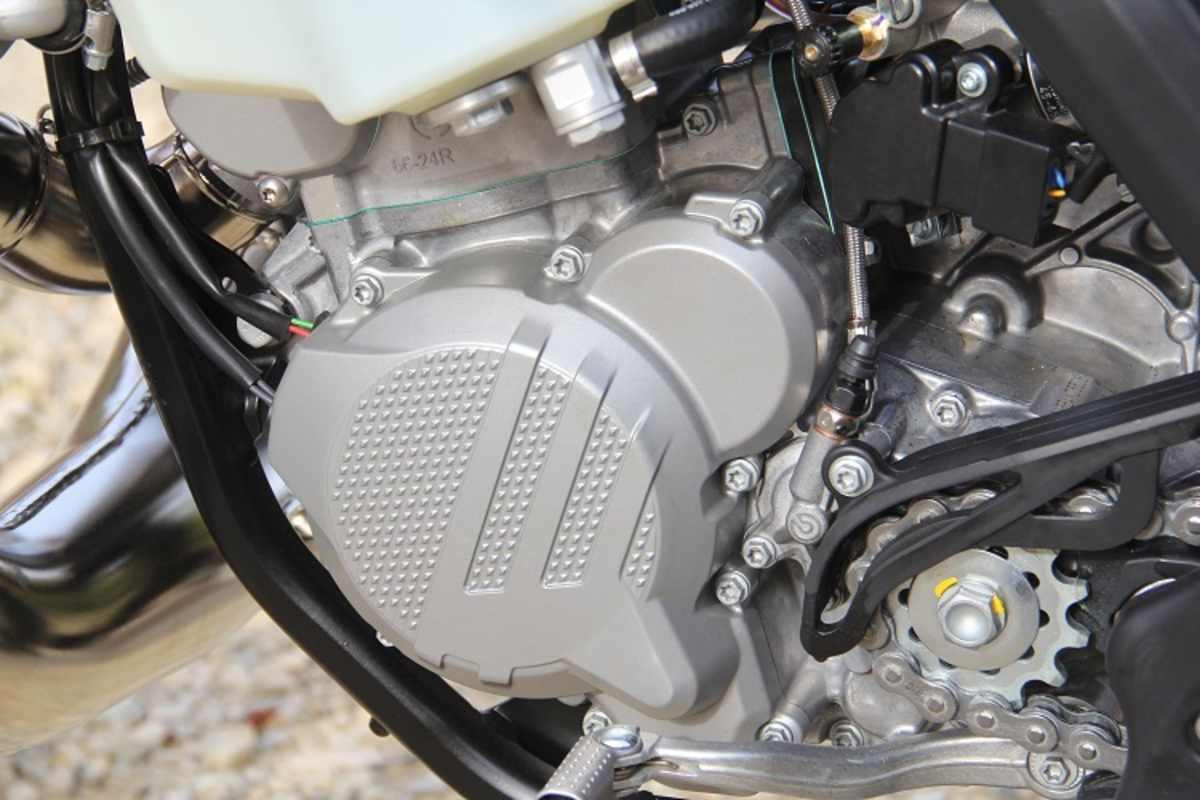 Das Drosselklappengehäuse liefert Dell'orto, die Lichtmaschine ist nun die gleiche wie an den EXC-Viertaktern