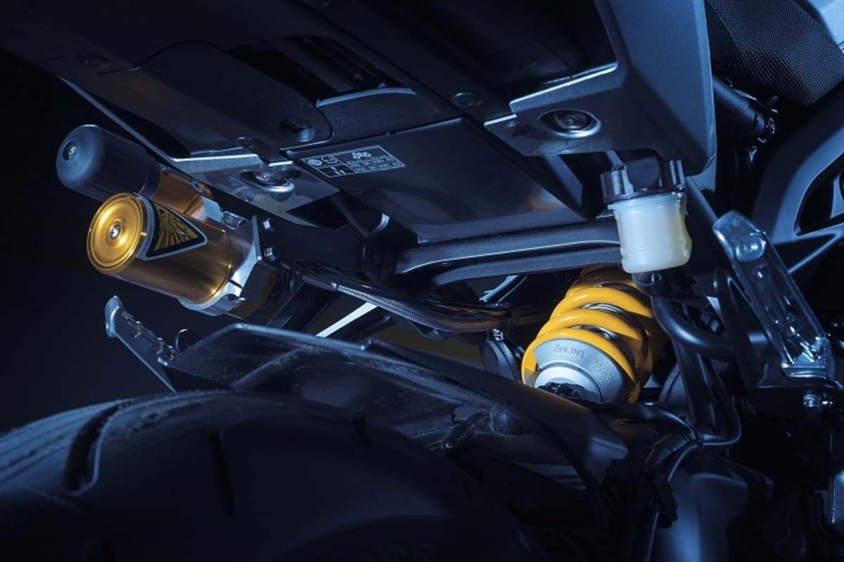 Öhlins, gar nicht dezent zu Schau gestellt an der MT-09 SP