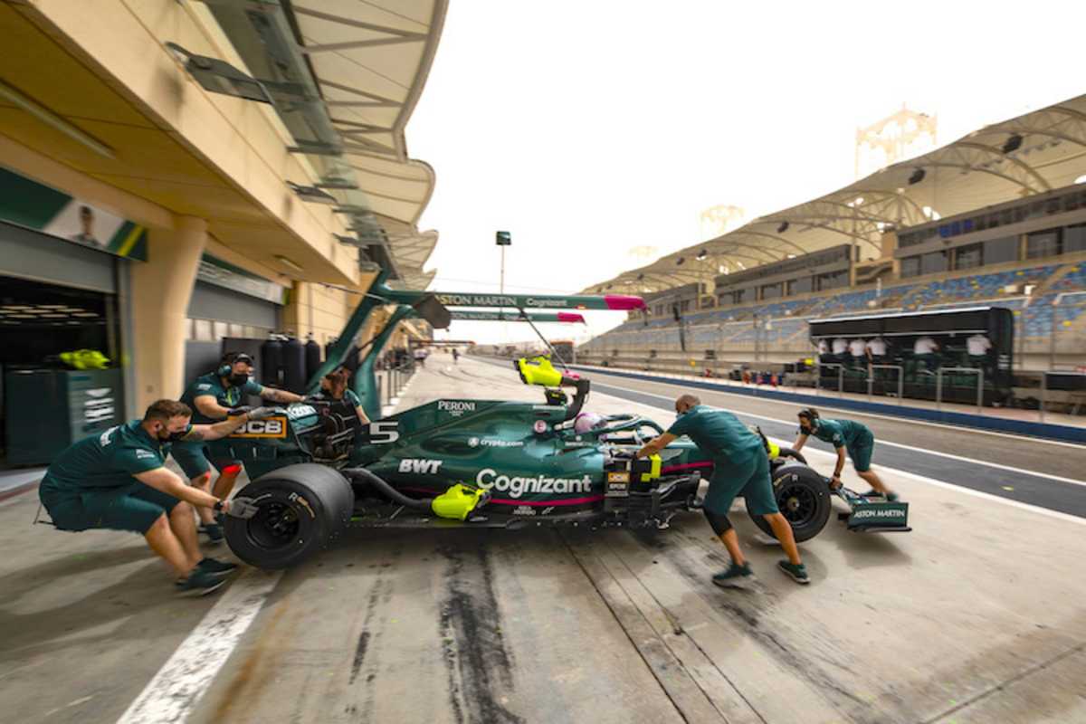 Sebastian Vettels Aston Martin wird in die Box geschoben