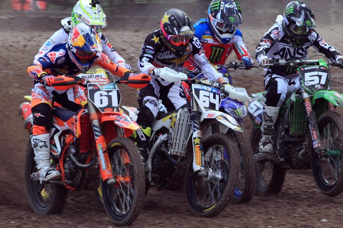 Jorge Prado (61) im Zweikampf gegen Thomas Covington (64)