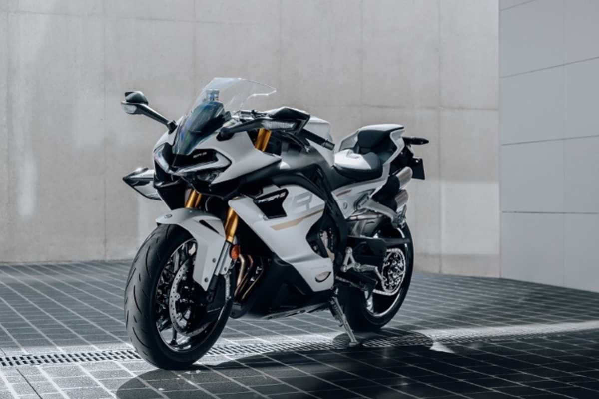 Kantige Verkleidung, serienmässig darin integriert ist ein LED-Kurvenlicht