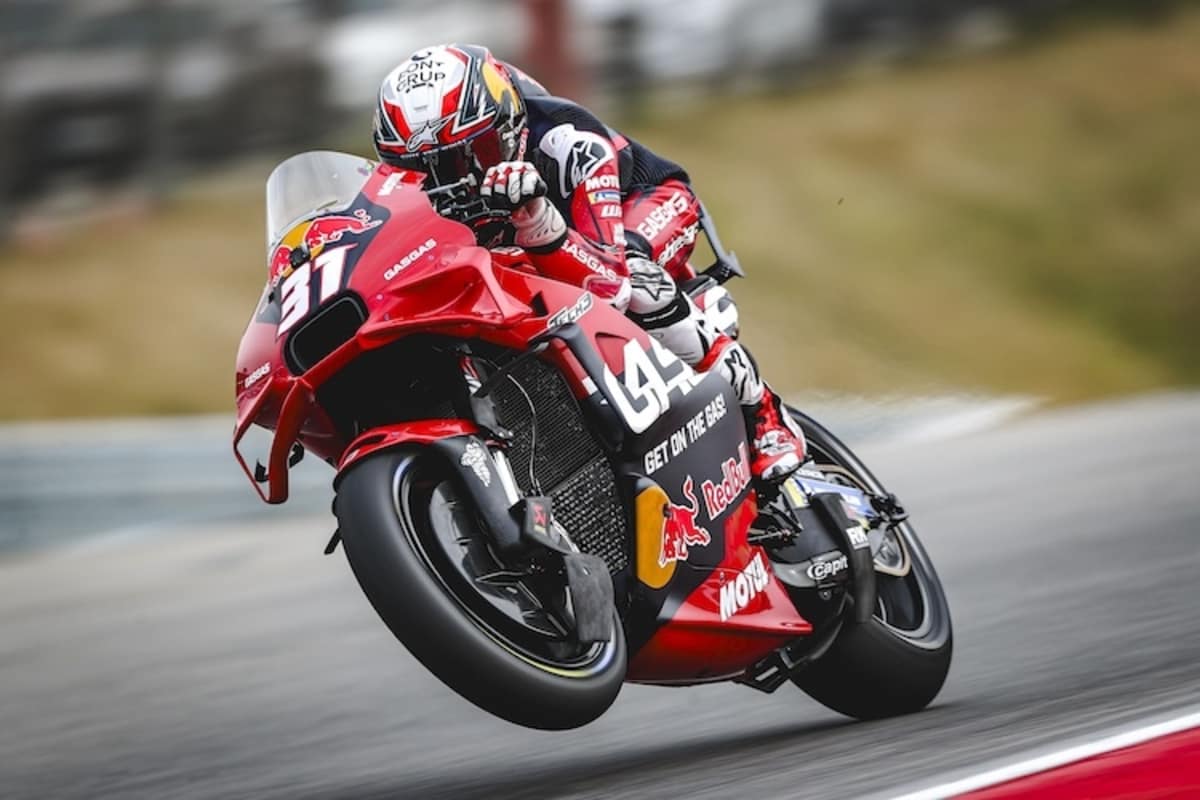 Die volle Action auf dem Bike. Spätestens bei diesem Anblick ist jedem klar welch physikalischen und physischen Extreme hier in Aktion sind