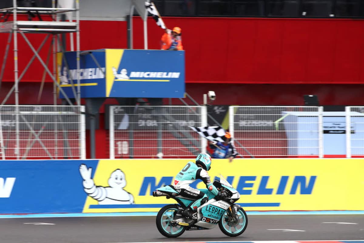 Tatsuki Suzuki gewinnt das Rennen