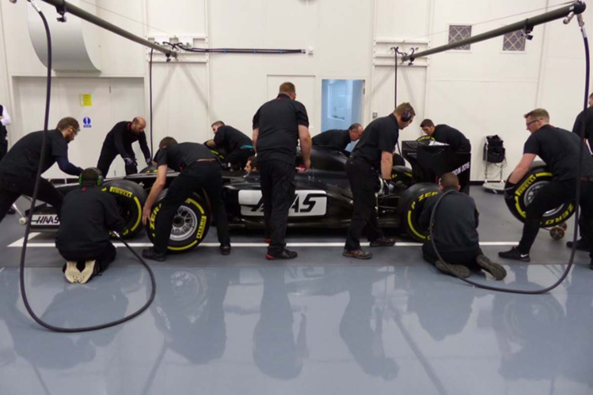 Im HaasF1-Werk werden Boxenstopps geübt – am schwarzen Show-Car