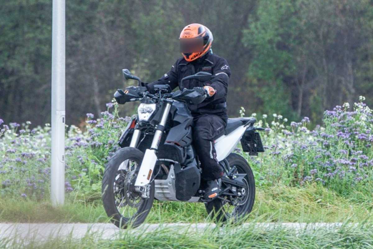Prototyp auf Basis der KTM 890 Adventure, ohne Verkleidung und mit 19er Vorderrad 