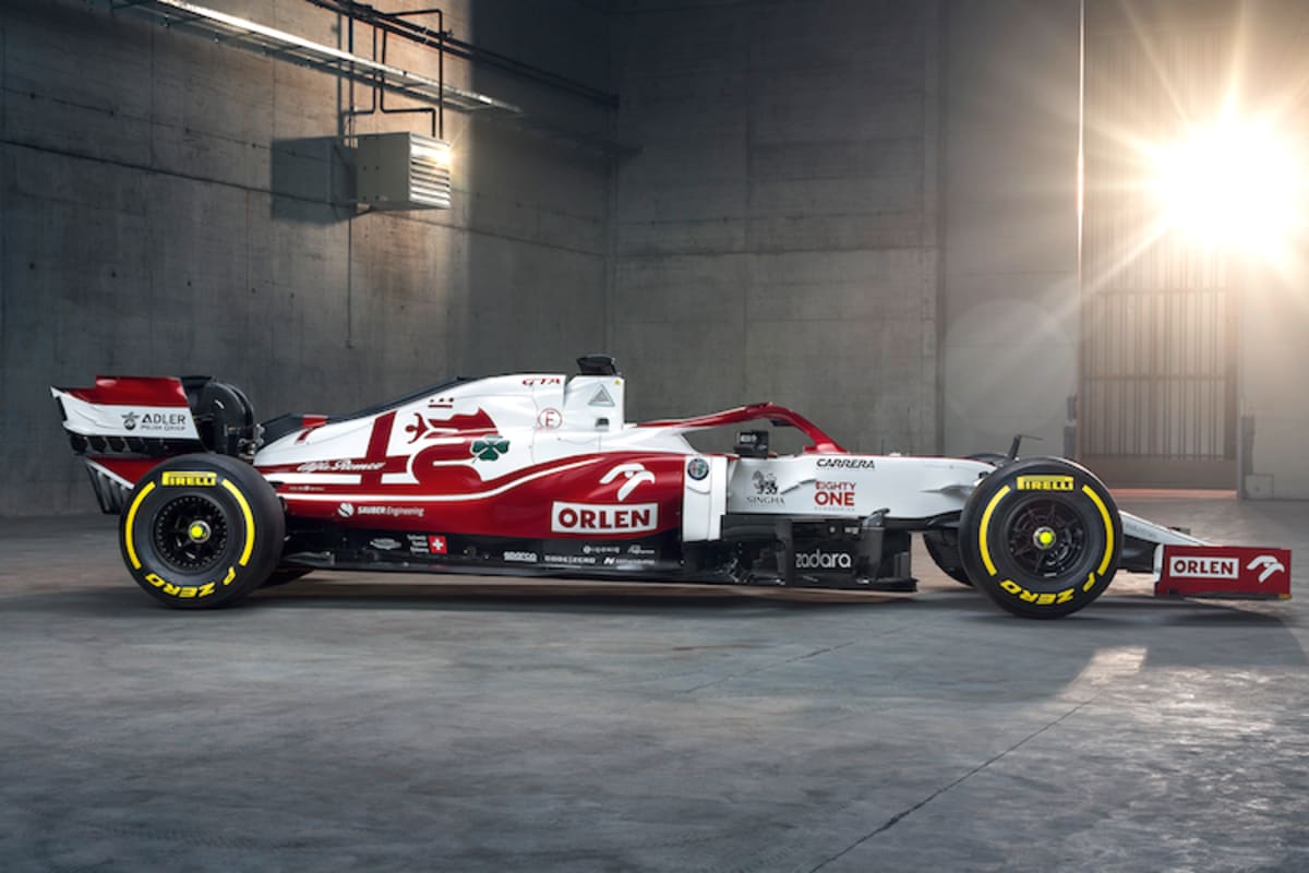 Die Lackierung ist geändert worden: weisse Motorabdeckung mit Alfa-Logo, rote Seitenkästen