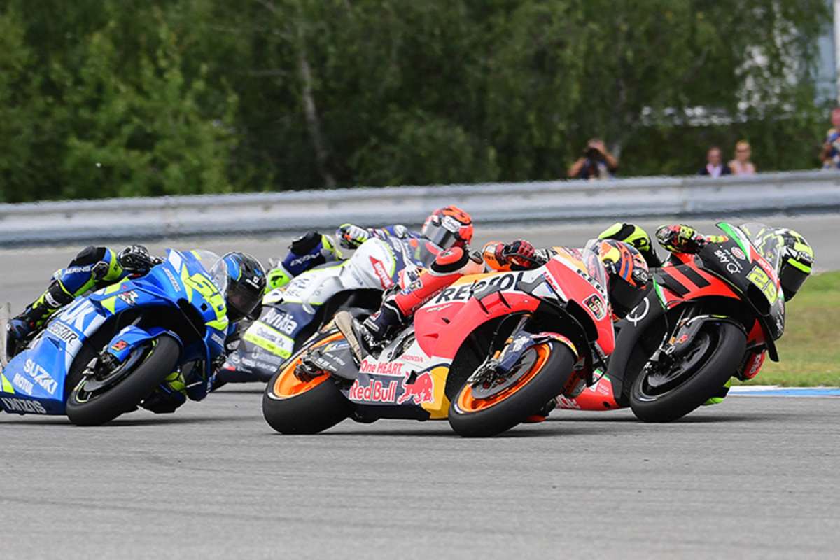 Stefan Bradl (6) gegen Iannone (29) und Guintoli (50)