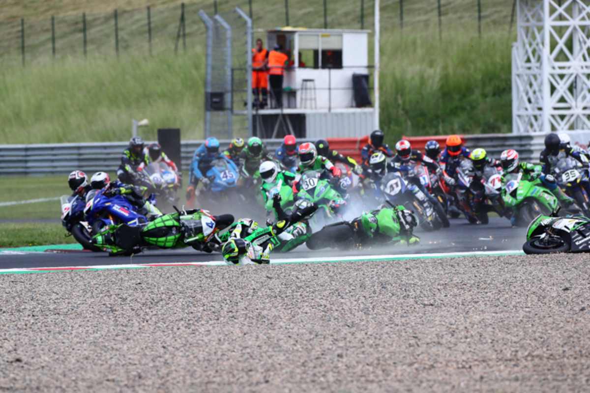 Supersport Crash in der Schikane