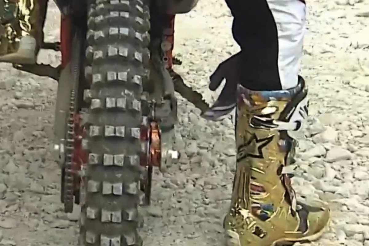 Jeffrey Herlings muss mit verbogener Fußraste die Box ansteuern