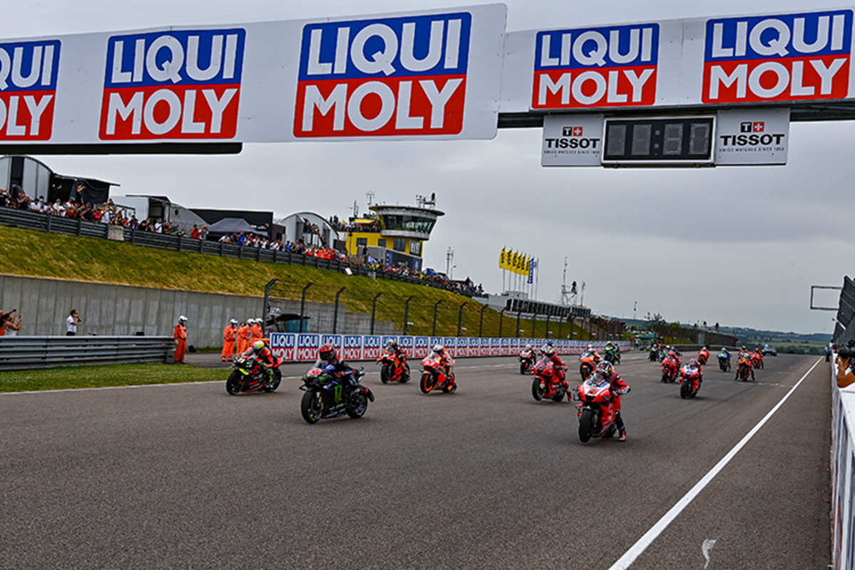 Die blau-rot-weiße Marke aus Ulm ziert die Banden der großen Rennstrecken