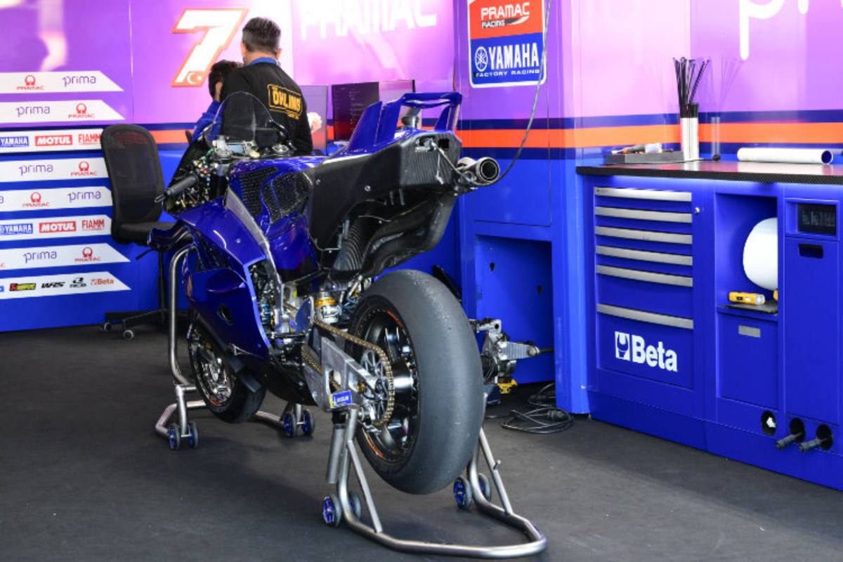 Blick in Topraks Yamaha-Box – mit Startnummer 7