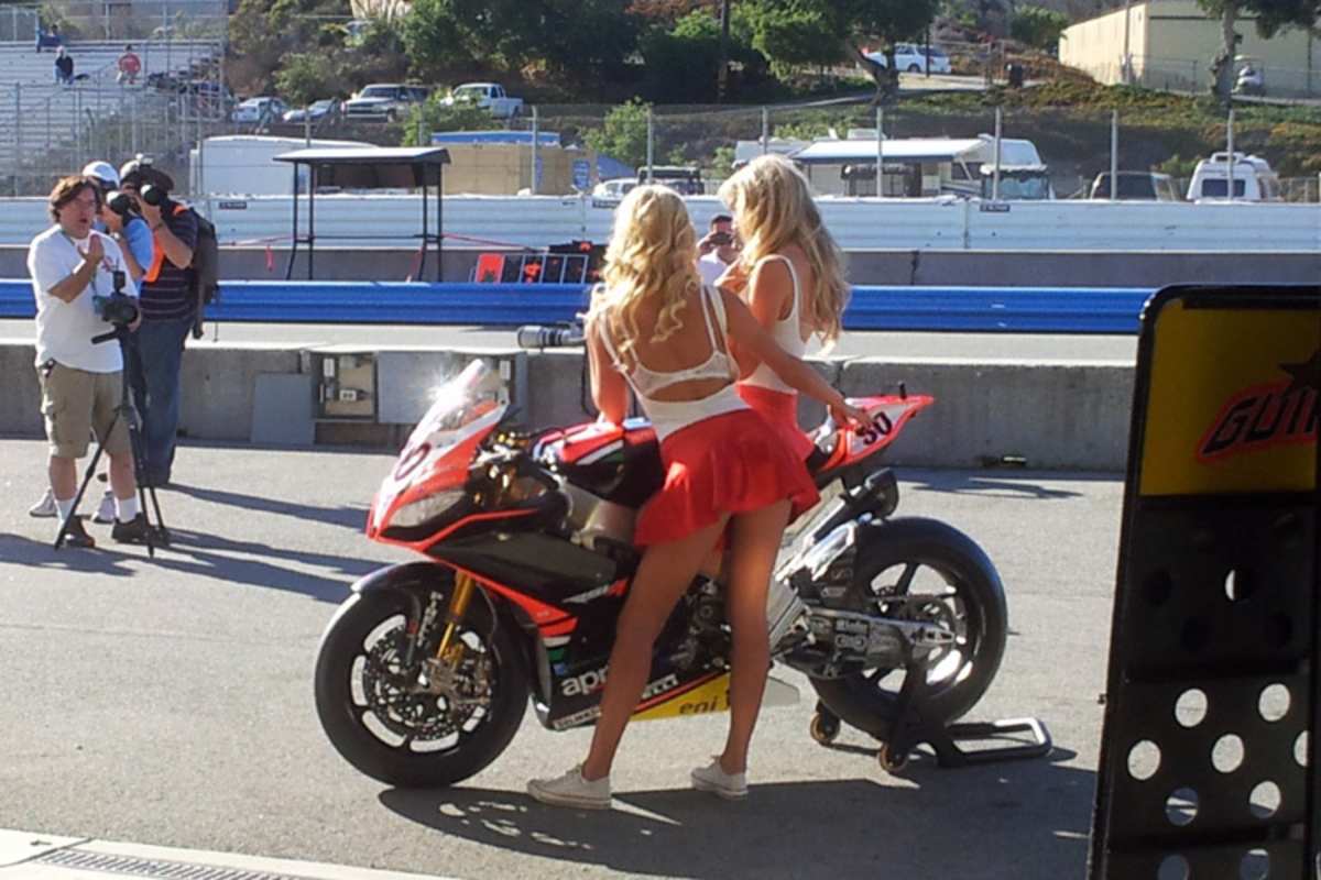 Vor der Aprilia-Box: Die Mechaniker waren abgelenkt