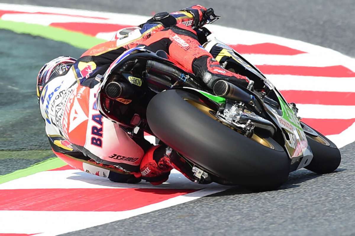 Die Schräglagen lassen nichts zu wünschen übrig: Stefan Bradl im FP1