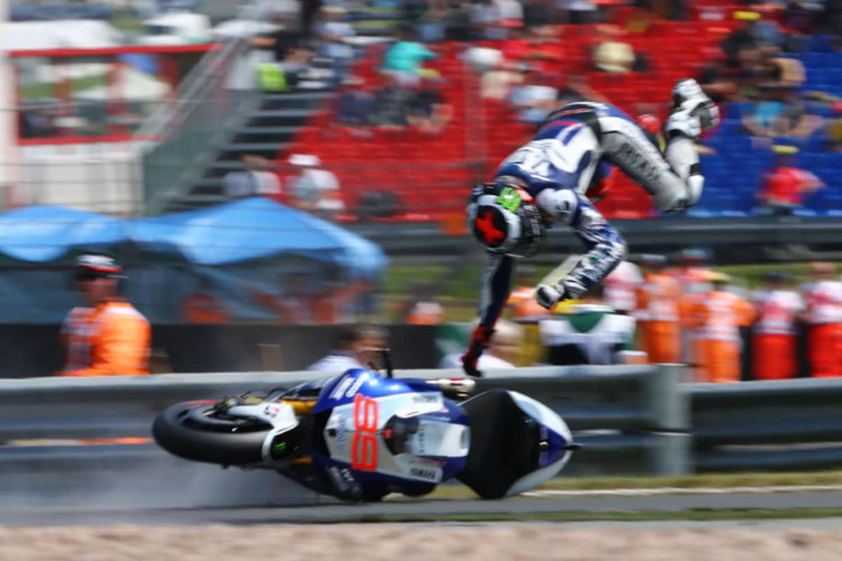 Jorge Lorenzo stürzte vor der Einfahrt in die Kurve 11 und knackste sich das operierte Schlüsselbein an