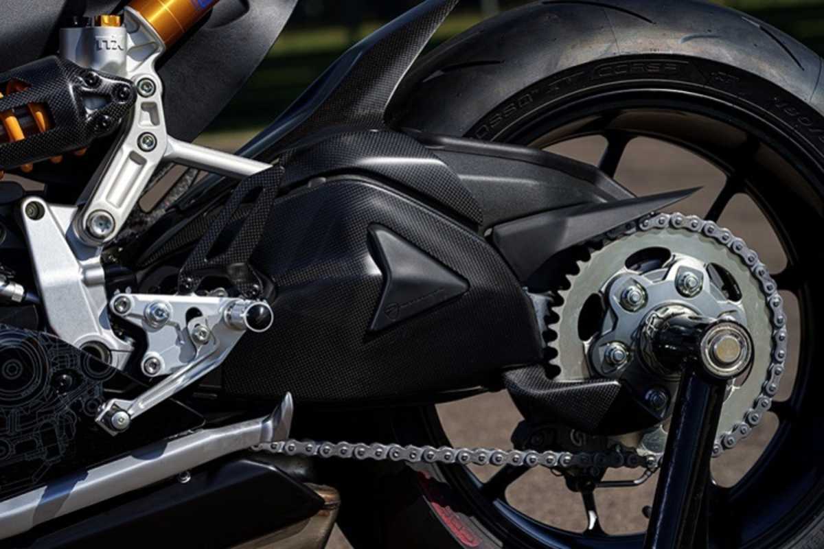 Gefräste, einstellbare Fussrastenanlage, Öhlins-Federelemente, Karbon allenthalben