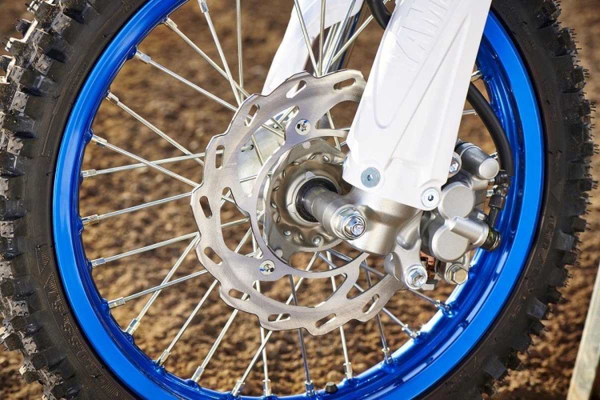 Motocross-Standard: Drahtspeichenräder mit eloxierten Alufelgen, Wave-Bremsscheiben, Doppelkolbenzange vorne