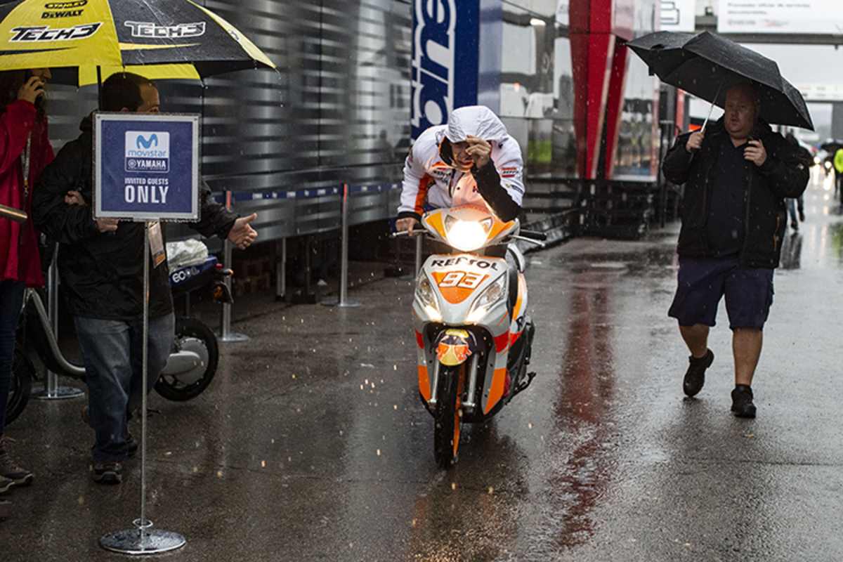 Selbst Rollerfahren ist in Valencia heute eine Herausforderung