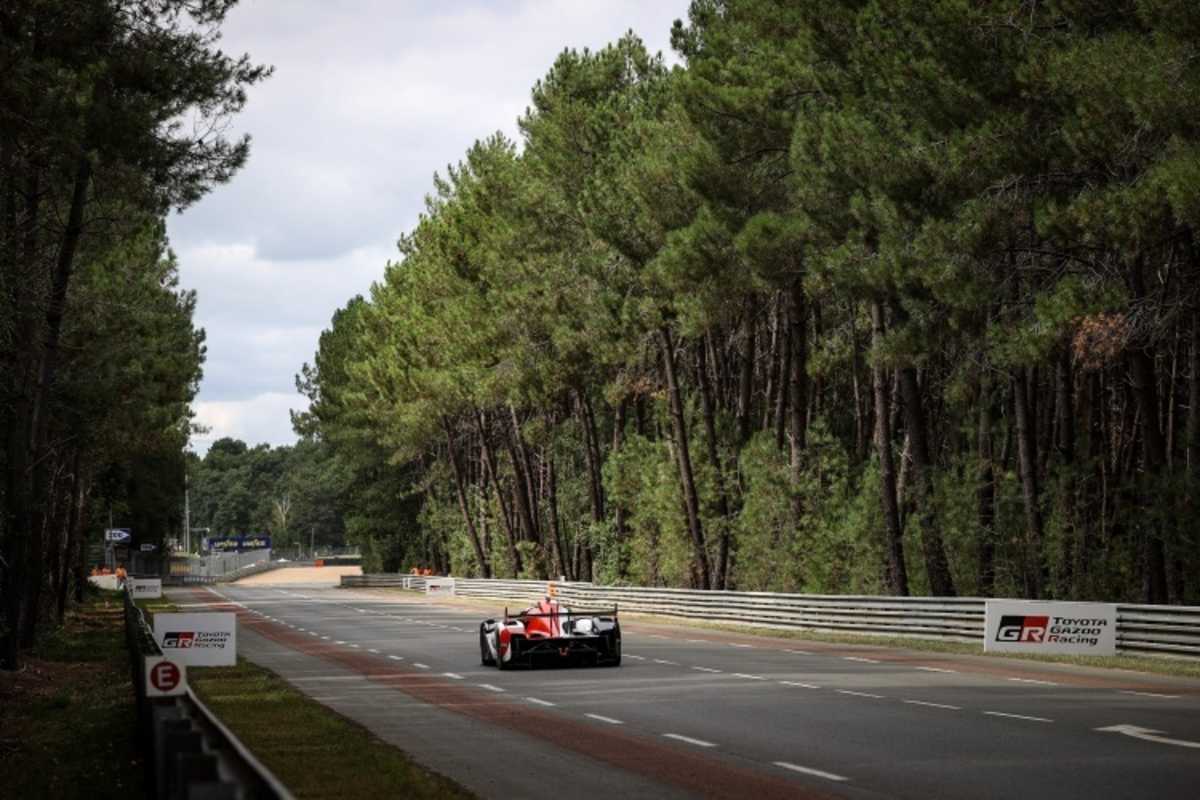 Der Toyota GR010 Hybrid im Wald von Le Mans