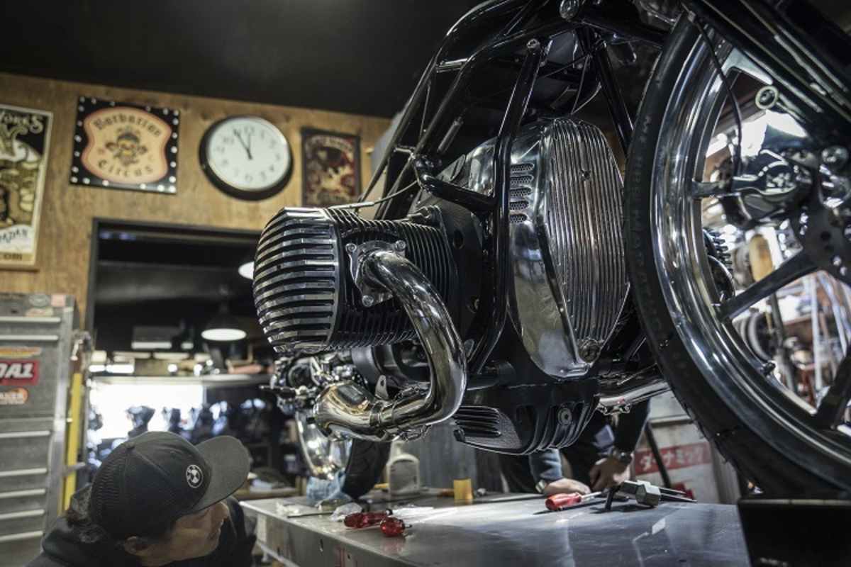 Reges Interesse an den Details des Prototypen-Motors, den BMW beisteuerte