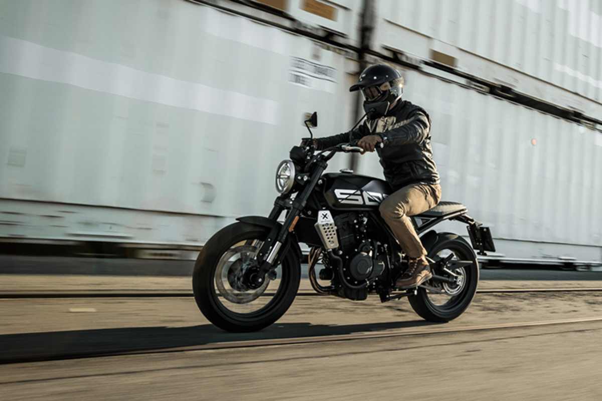 Die Brixton Crossfire 500 überzeugt mit leistungsstarkem Motor 