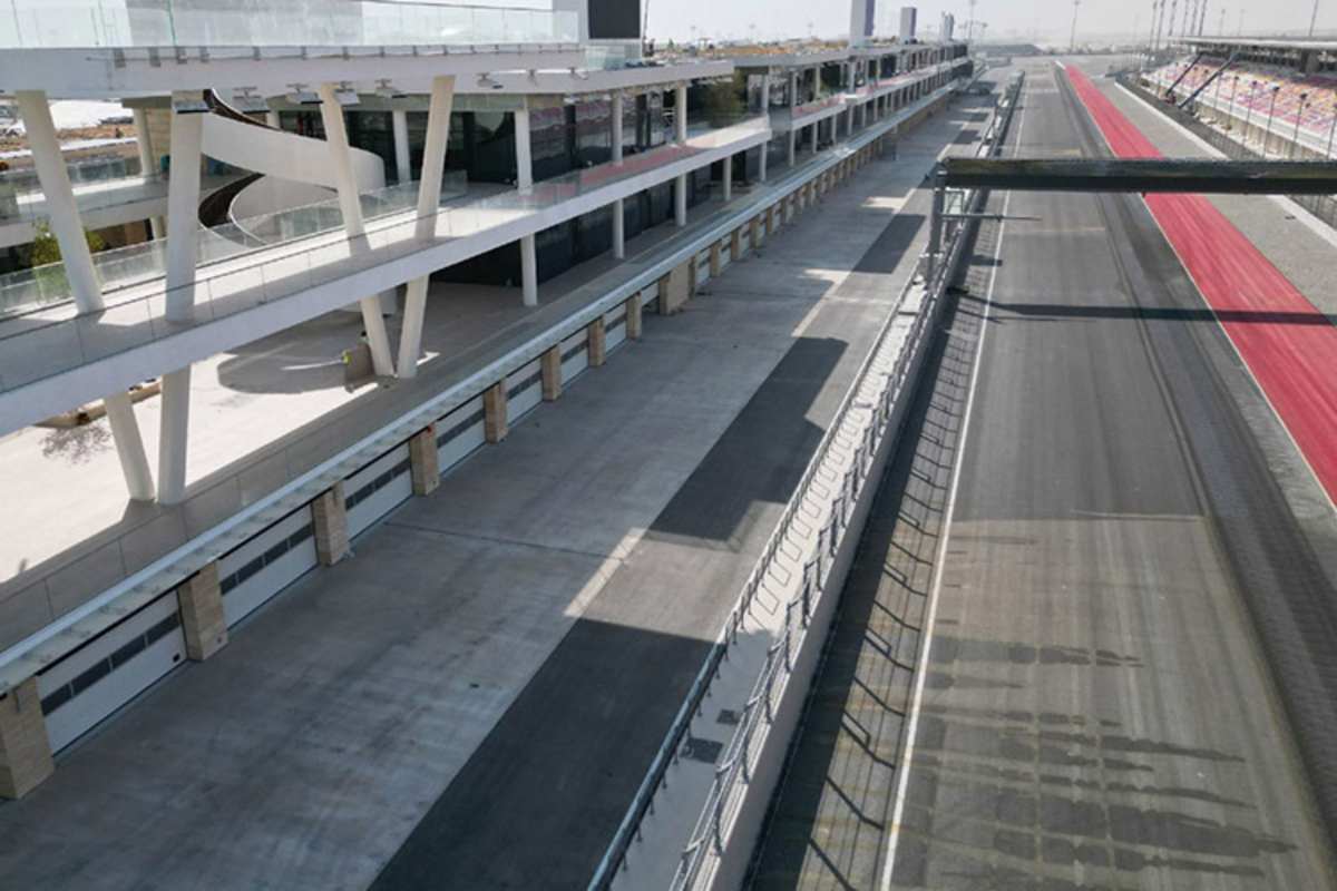 Die Boxengasse liegt wie bisher rechts der Fahrbahn, gegenüber die vergrößerte Haupttribüne