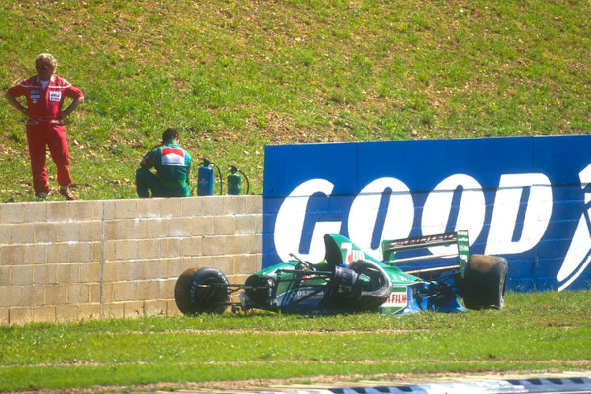 Andrea de Cesaris bei einem ungeplanten Zwischenhalt