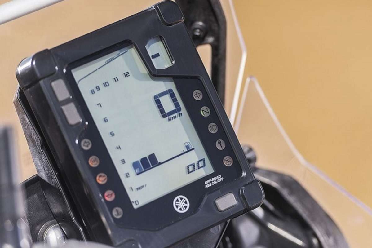 Im Gelände hat man eh keine Zeit, um drauf zu schauen: Display in simpler LCD-Technologie