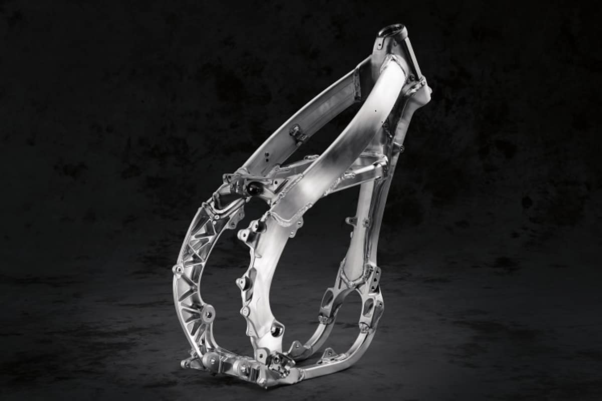 Der 2020er Alurahmen wurde an den kompakteren Motor angepasst, zusätzlich wurden die Wandstärken der Hauptrahmenprofile verringert 