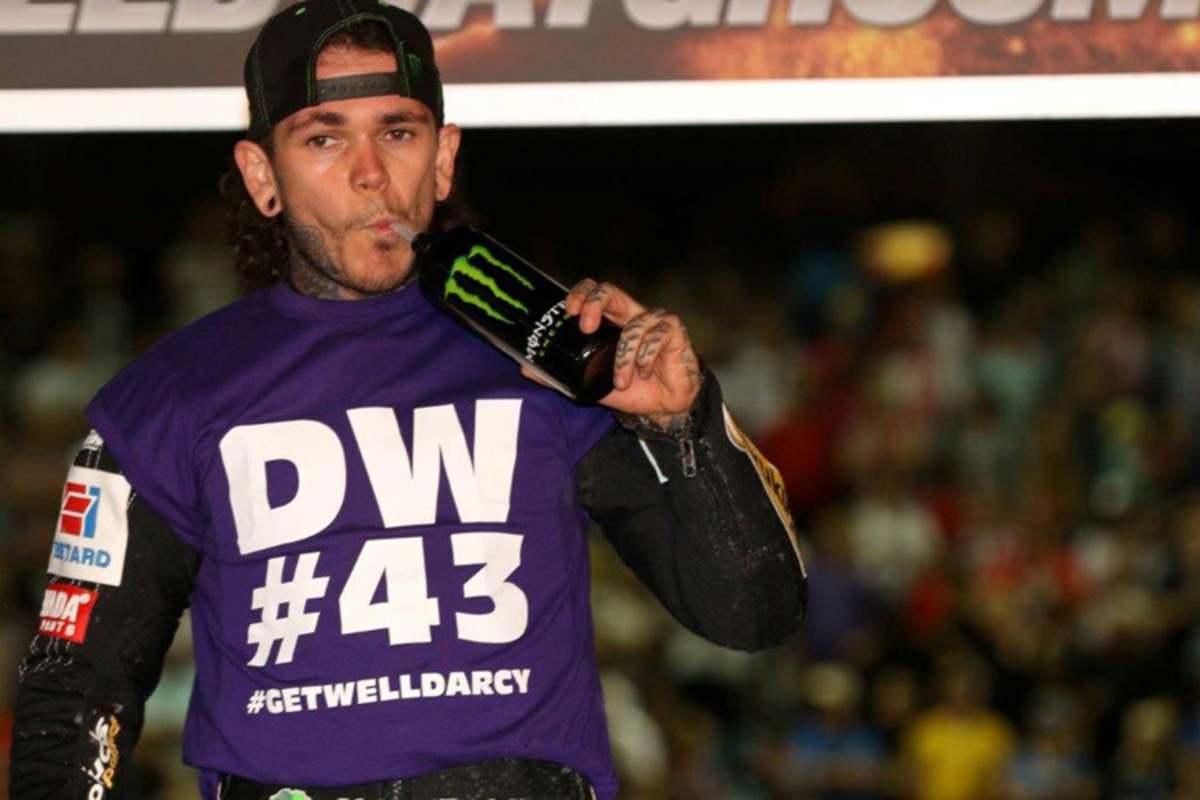 Tai Woffinden bei der Siegerehrung in Landsberg