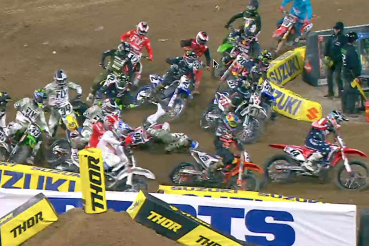 Ken Roczen stürzte nach dem Start über das Vorderrad