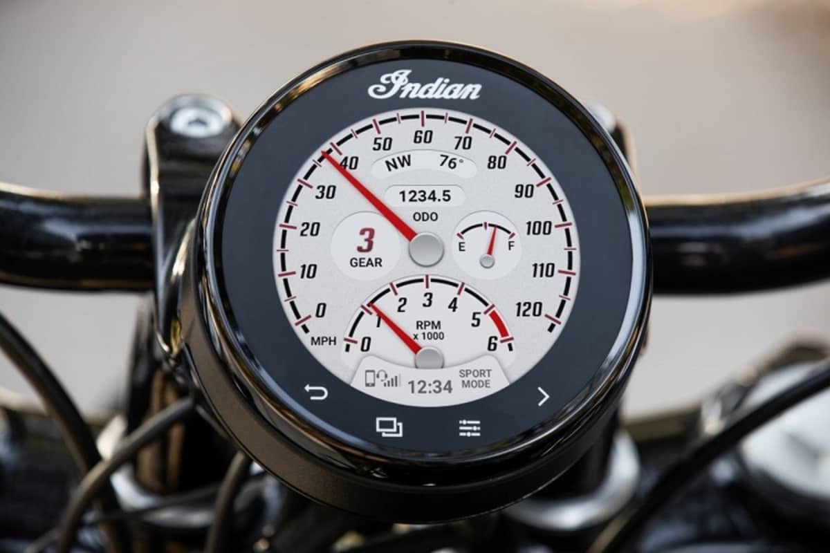 ...oder als analoges Kombi-Instrument die wichtigsten Parameter anzeigen, wahlweise auf weissem oder schwarzem Zifferblatt 