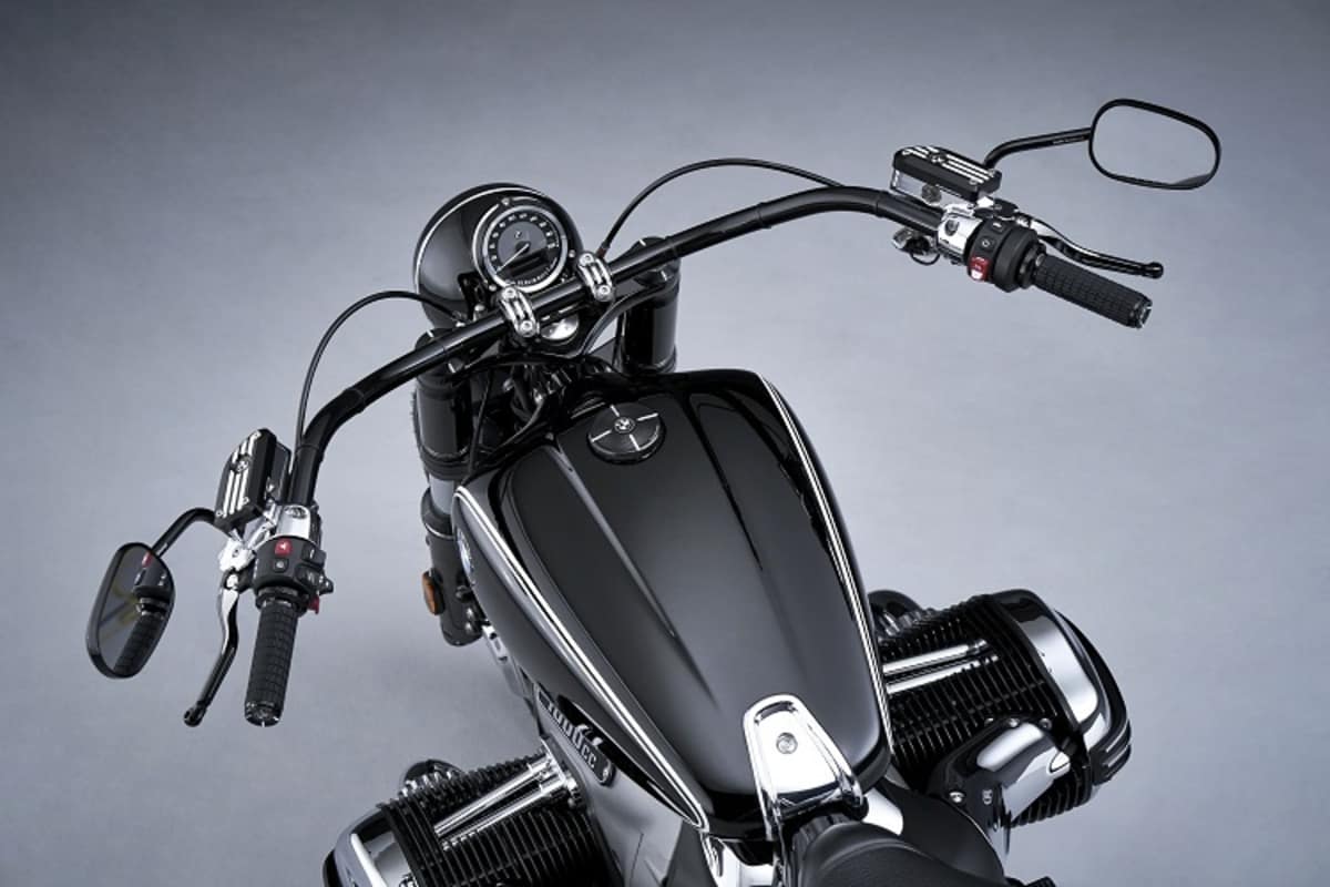 So ein Riesenmotor zwischen zwei Rädern muss mit einer breiten Lenkstange geführt werden