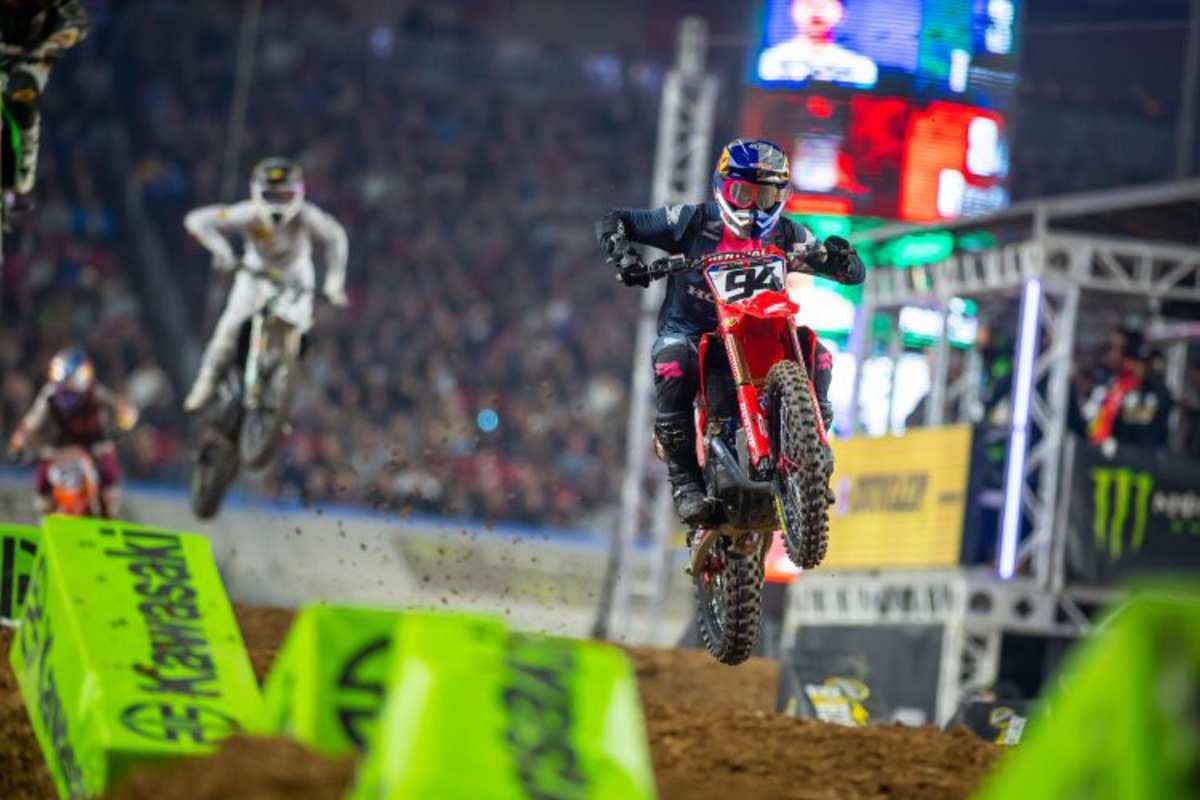 Ken Roczen vor der gewaltigen Zuschauerkulisse