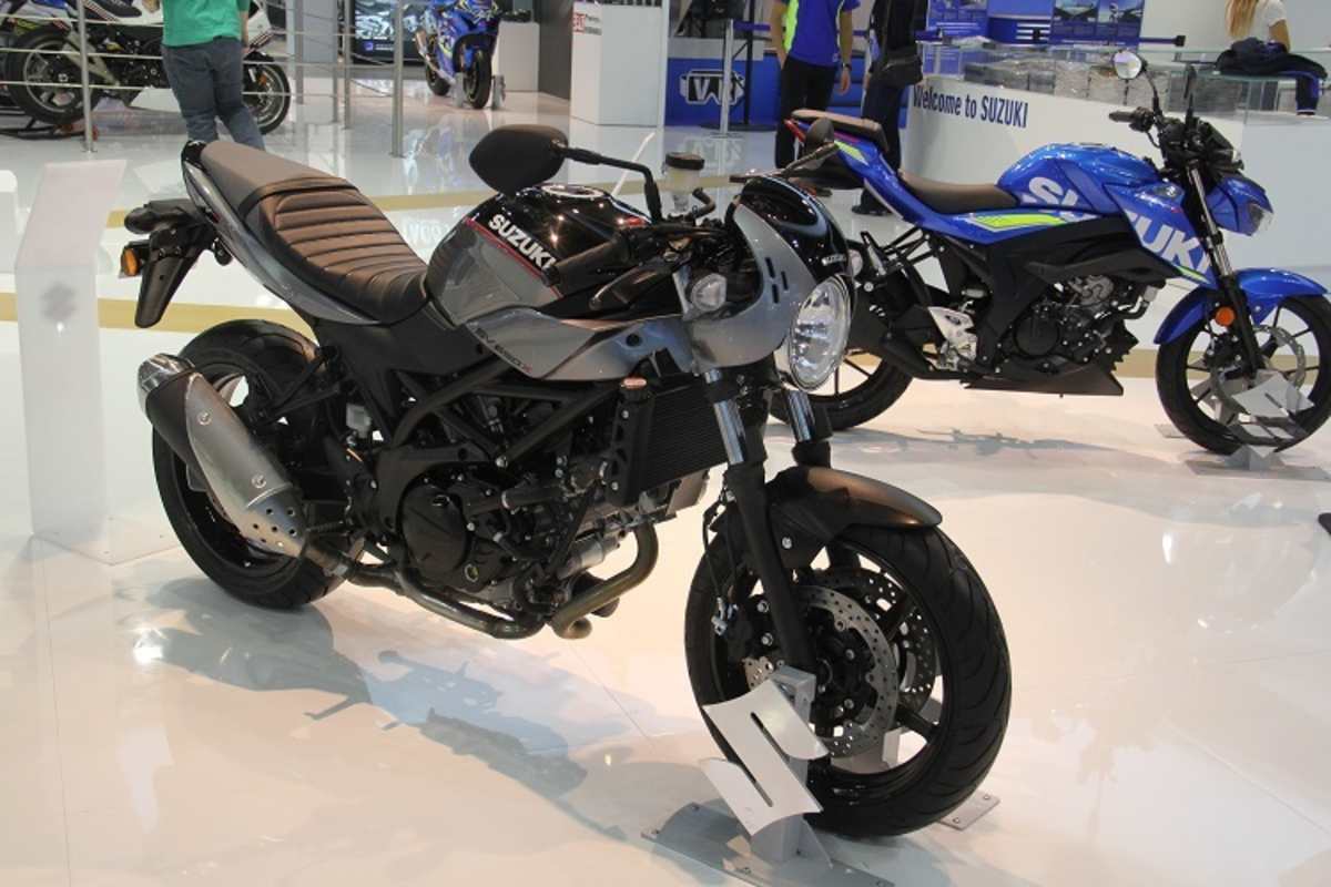 Einsam stand sie da, am Stand von Suzuki an der Motorradmesse Mailand