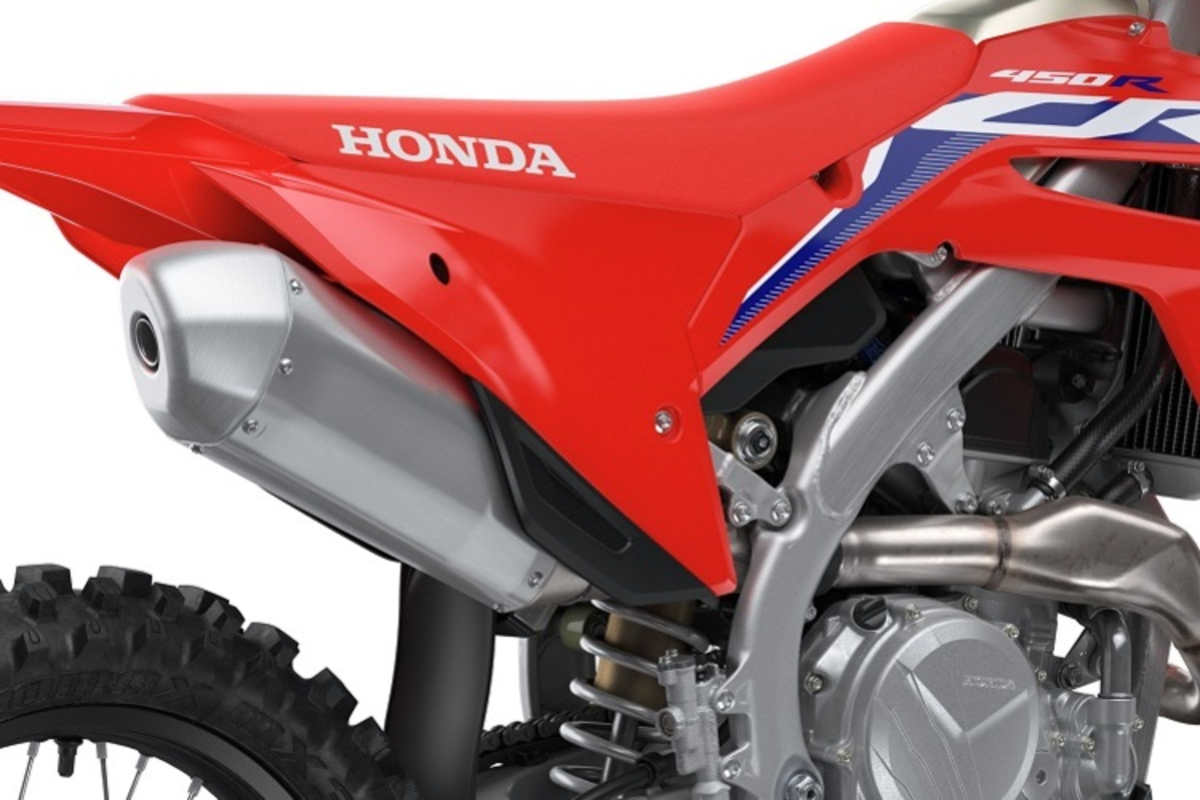 Die Rückkehr zum Einrohr-Auspuff spart inklusive aller Anbauteile 1,24 kg ein