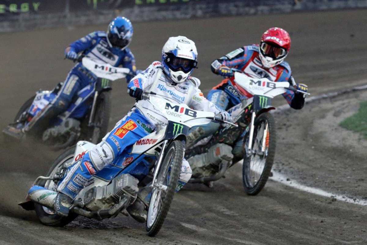 Endlich gewinnt Nicki Pedersen (vorne) im Grand Prix wieder Läufe