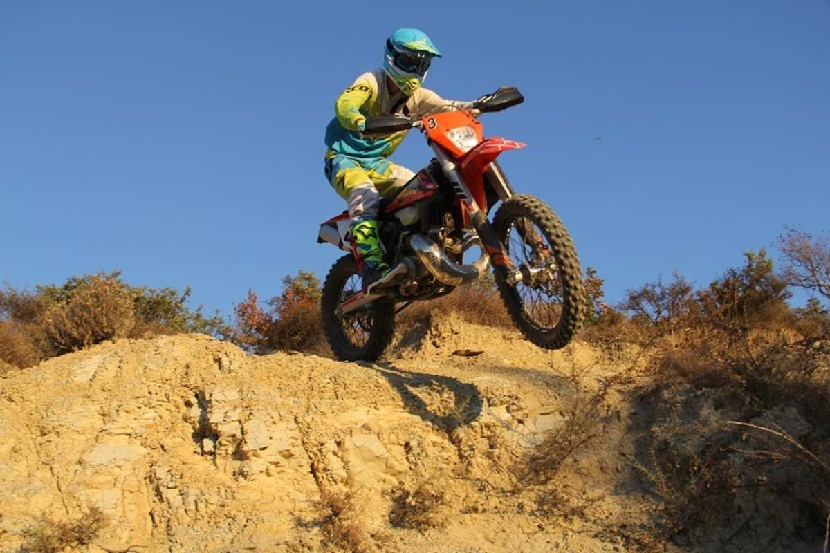 KTM EXC 250 TPI: Gutmütigeres Ansprechverhalten, ausgedreht jedoch eine echte Waffe, die keine Langeweile aufkommen lässt