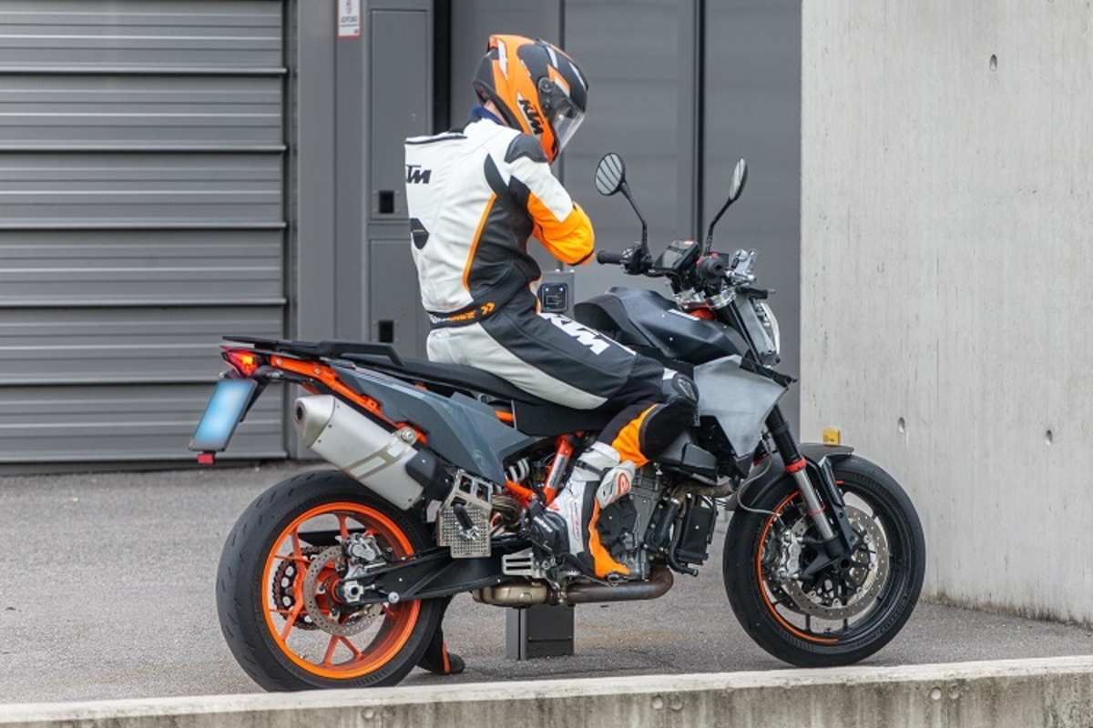 Das dürfte ein schwer abzuschüttelnder Kurvenräuber werden: Zweizylinder-Supermoto von KTM, bereift mit Semislicks