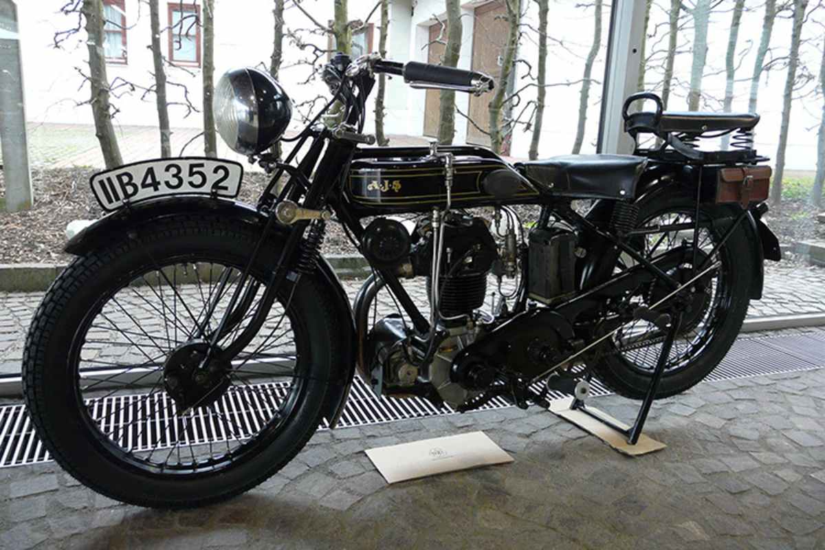 Noch heute erinnert eine AJS-Maschine im Autohaus Freilinger in Obing an die sportlichen Erfolge