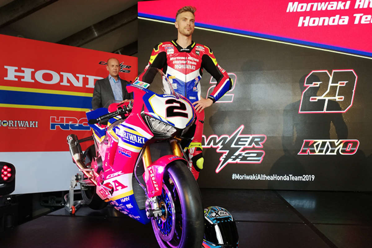 Leon Camier zeigt die neue Honda her